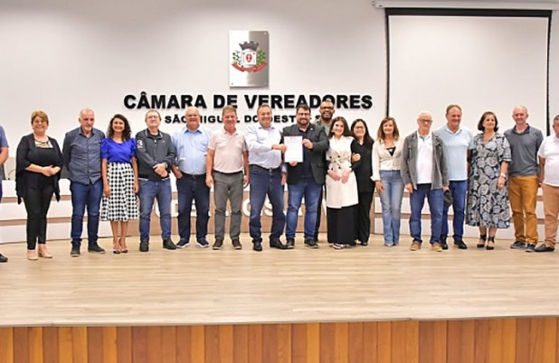 Câmara de Vereadores presta homenagem póstuma à professora Oralina Borges