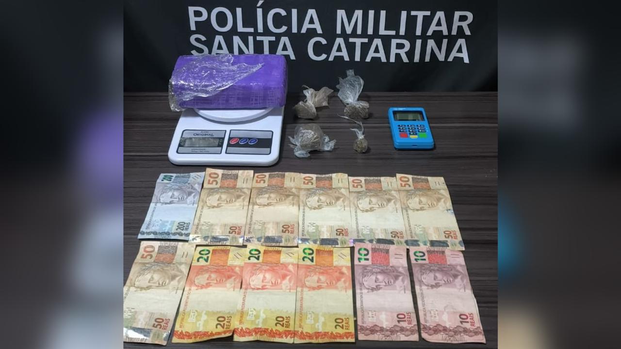 PM prende homem por tráfico, apreende drogas e dinheiro