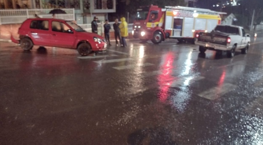 Colisão de veículos deixa uma pessoa ferida em Anchieta