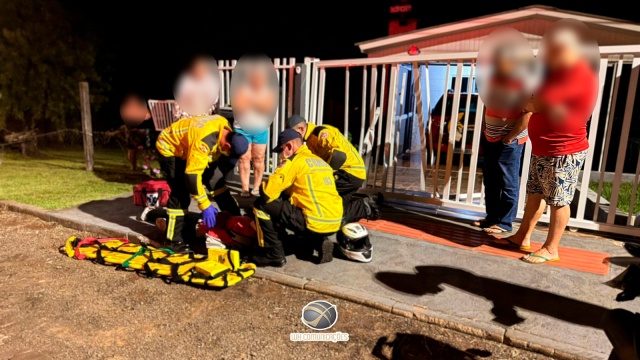 Motociclista fica ferido após colidir contra portão de residência