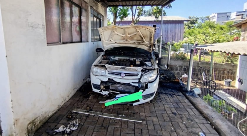 Carro é consumido pelo fogo