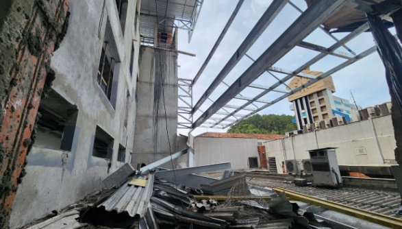 Acidente em obra no Centro de Blumenau mata trabalhador, deixa feridos e estremece prédio