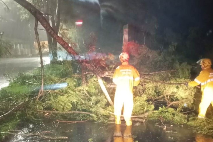 Chuva e ventos fortes atingem cidades do Oeste e mobilizam bombeiros