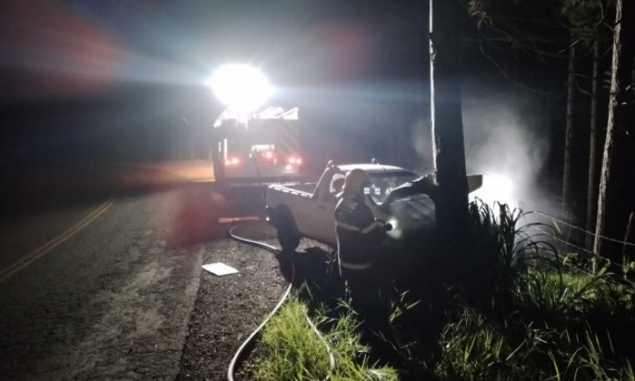 Motorista cochila ao volante, sai da pista e colide veículo em árvore no Oeste