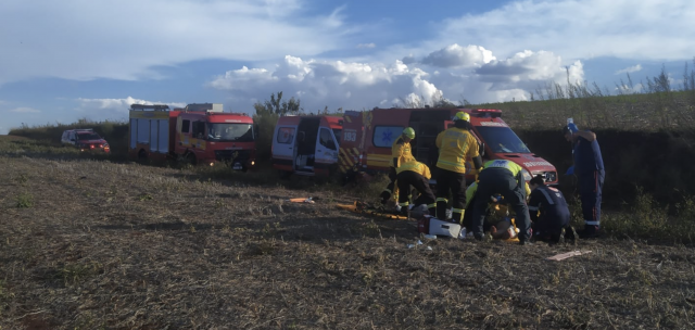 Motorista foge após bater em moto e arremessar vítimas cerca de 15 metros em meio a plantação