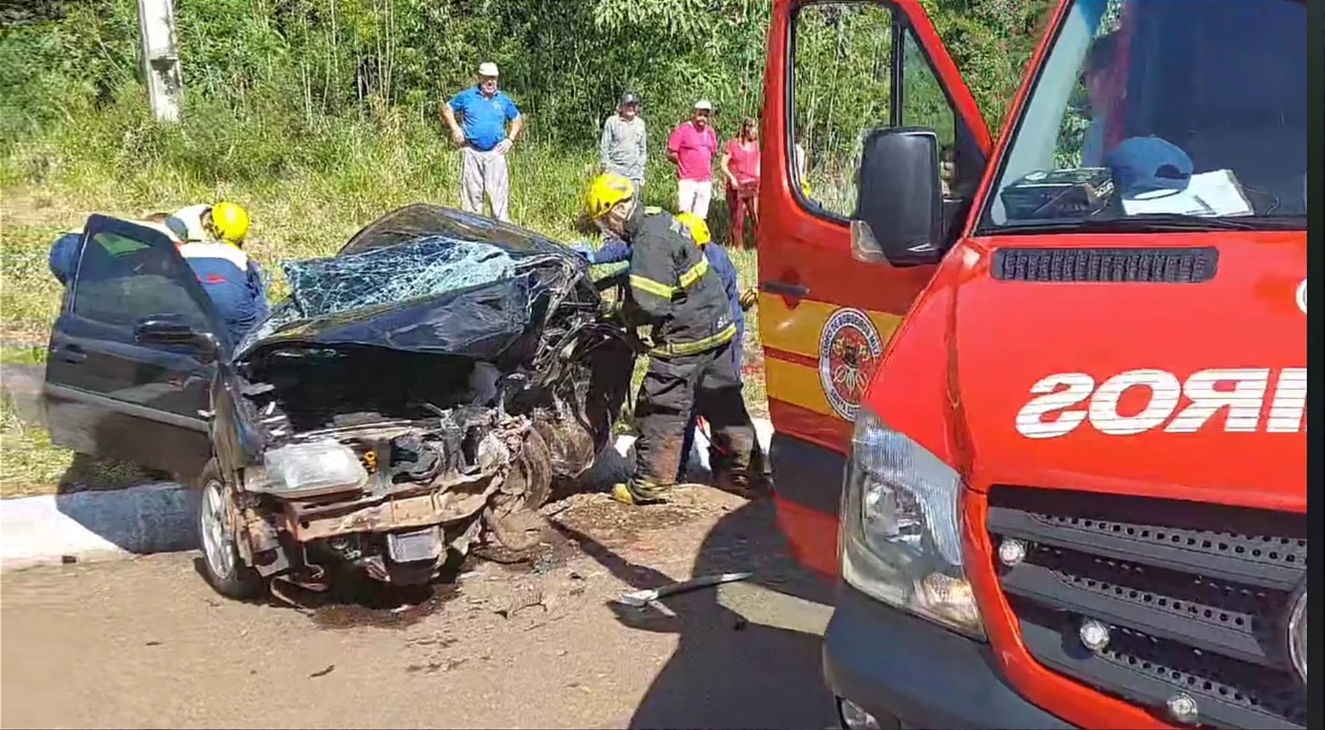 Jovem morre e quatro pessoas ficam feridas após grave acidente na BR 282