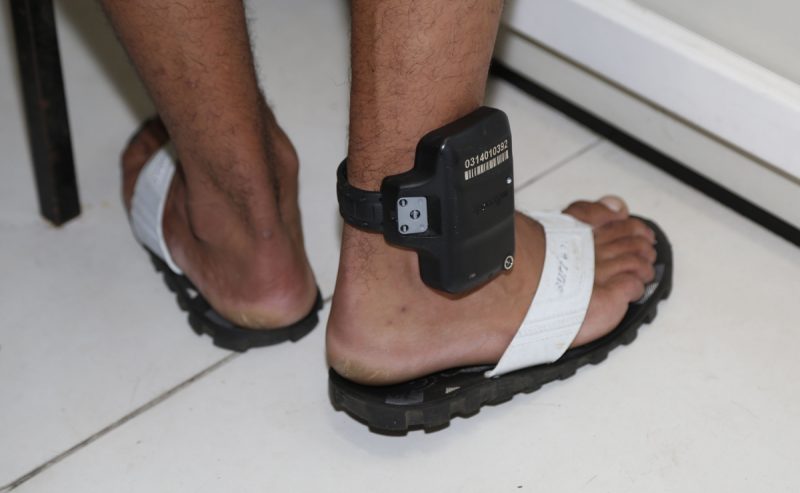 Homens com tornozeleira eletrônica são flagrados em "algazarra"