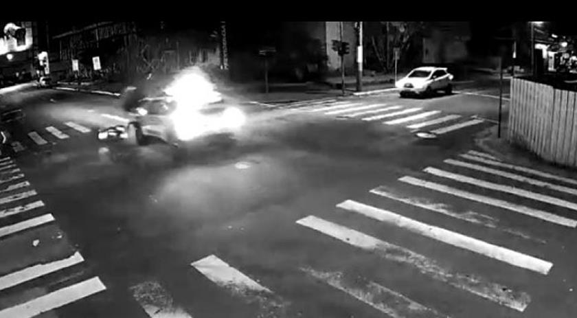 Motociclista é arremessado após ser atingido por viatura da PM