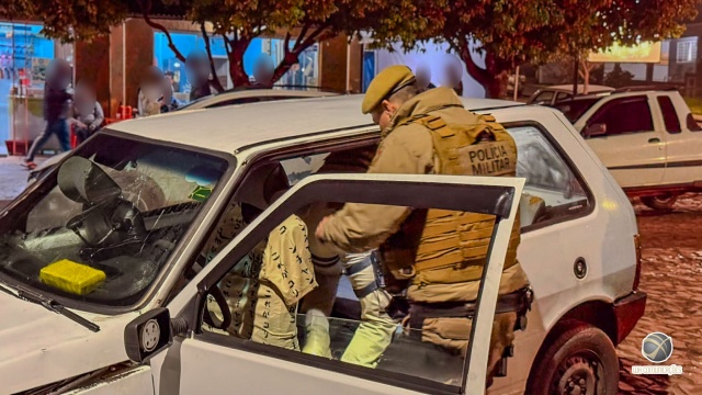 Perseguição policial termina com colisão, apreensão de droga e buscas em área de mata
