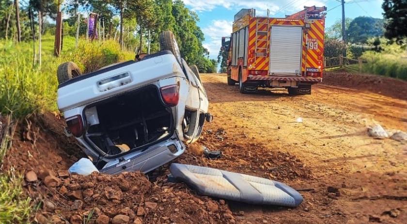 Capotamento deixa duas pessoas feridas na Linha Sede Peperi