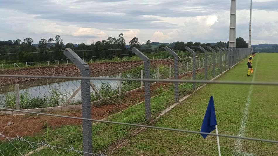 Gandula cai em açude e se afoga ao buscar bola em Tunápolis
