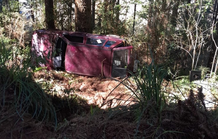 Motorista é encontrado 8 horas após sair da pista e capotar veículo em ribanceira