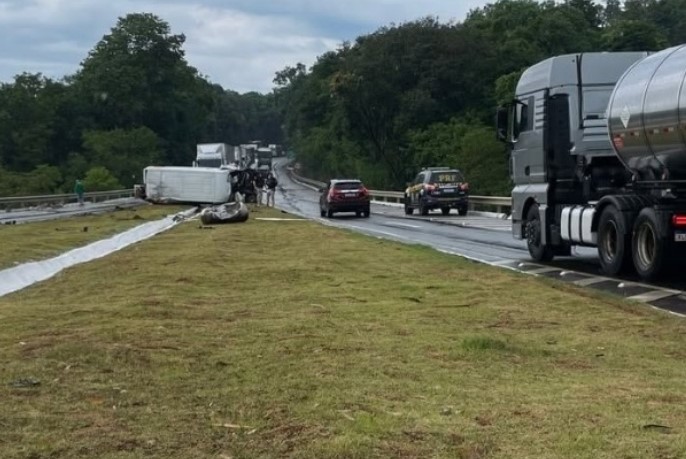 Van aquaplana, invade pista contrária e colide com carreta na BR-282