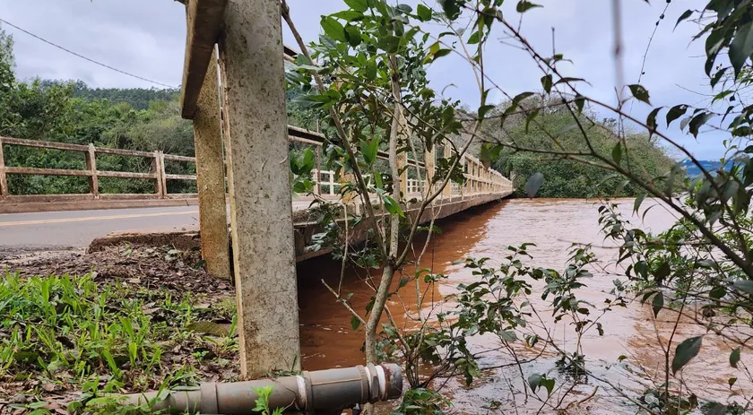 Rio Uruguai estabiliza acima de 9m, mantém pontes interditadas e balsa parada