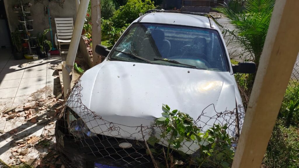 Carro invade residência e bate em veículo estacionado