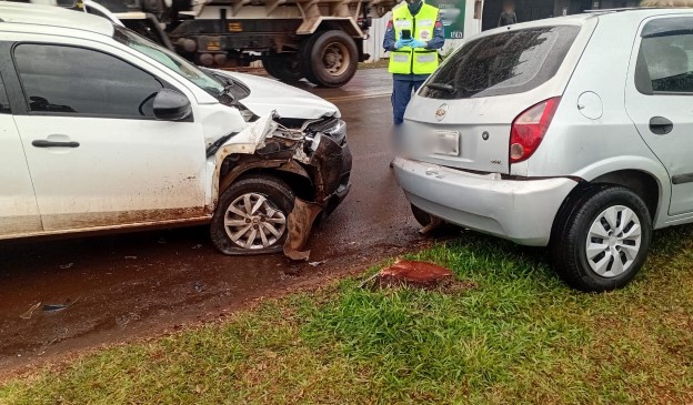 Uma pessoa é conduzida ao hospital após acidente entre dois automóveis em Maravilha