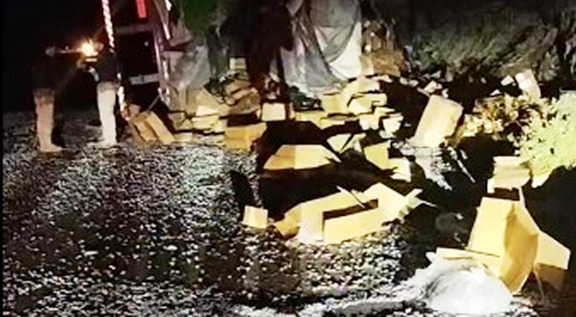 Capotamento de carreta interdita BR-282 entre Pinhalzinho e Saudades