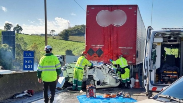 Três pessoas morrem e duas ficam feridas após carro ser prensado por caminhões no PR