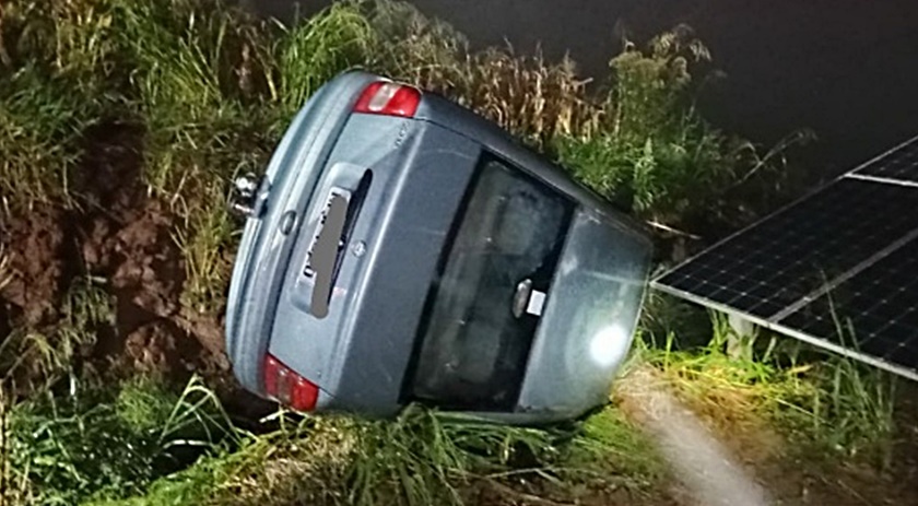 Veículo sai da pista e capota no interior