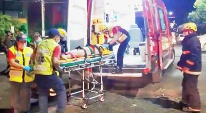 Colisão entre dois carros deixa jovem ferida
