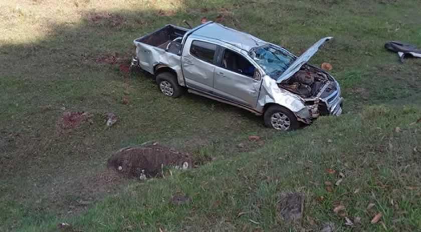 Veículo sai da pista, capota em ribanceira de 70 metros e deixa motorista ferido