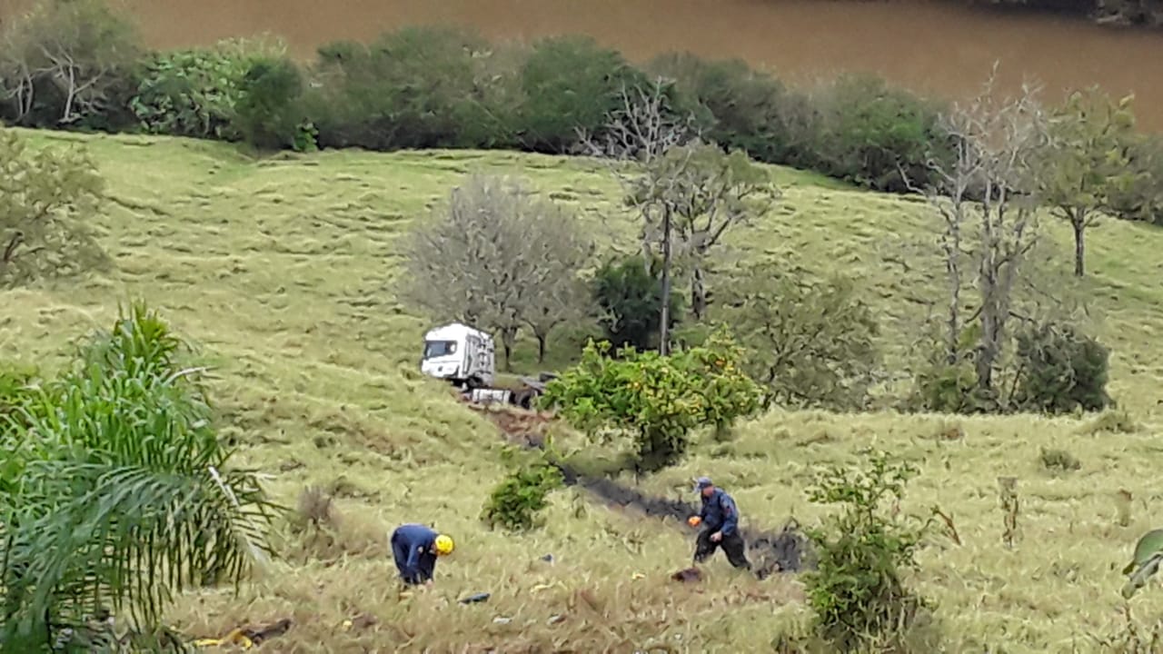 Motorista de caminhão que caiu em ribanceira se arrastou até a rodovia para pedir socorro