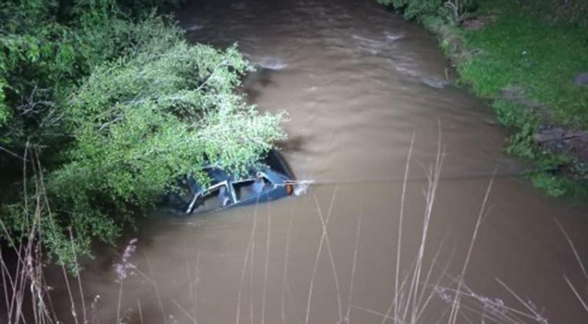 Dois adultos e uma criança ficam feridas após veículo capotar e cair em rio