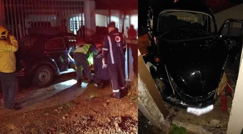 Fusca colide em muro de residência e condutor fica ferido