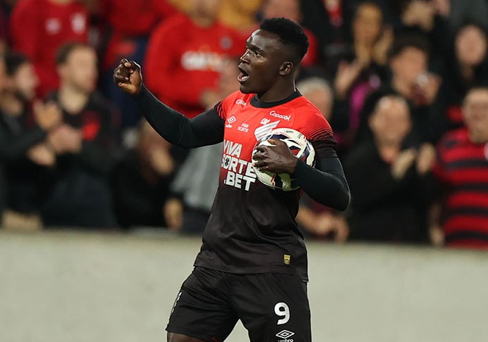 Athletico e Avaí ficam no empate em jogo com expulsões após o apito final