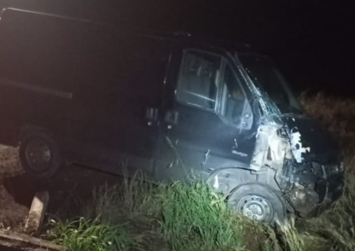 Van sai de pista e atinge poste na SC-160, em Serra Alta; Motorista sai ileso