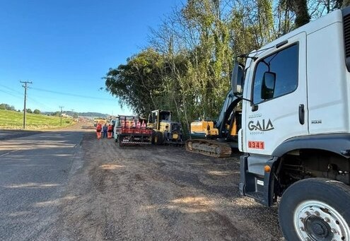 Atenção para o trânsito na rodovia de acesso