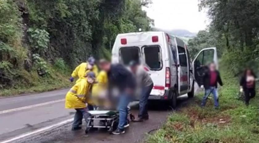 Ambulância e carreta se envolvem em acidente na BR-282