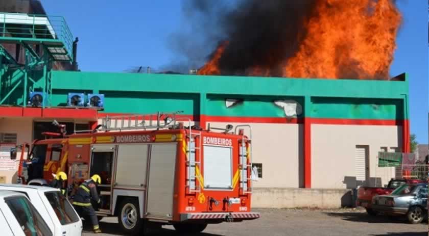 Bombeiros utilizaram cerca de 200 mil litros de água em incêndio de supermercado