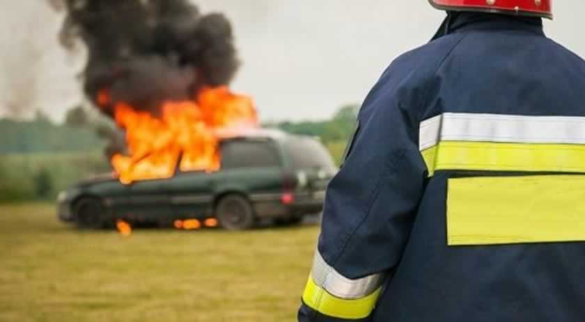 Motorista que bateu e incendiou carro de propósito para receber seguro é condenado
