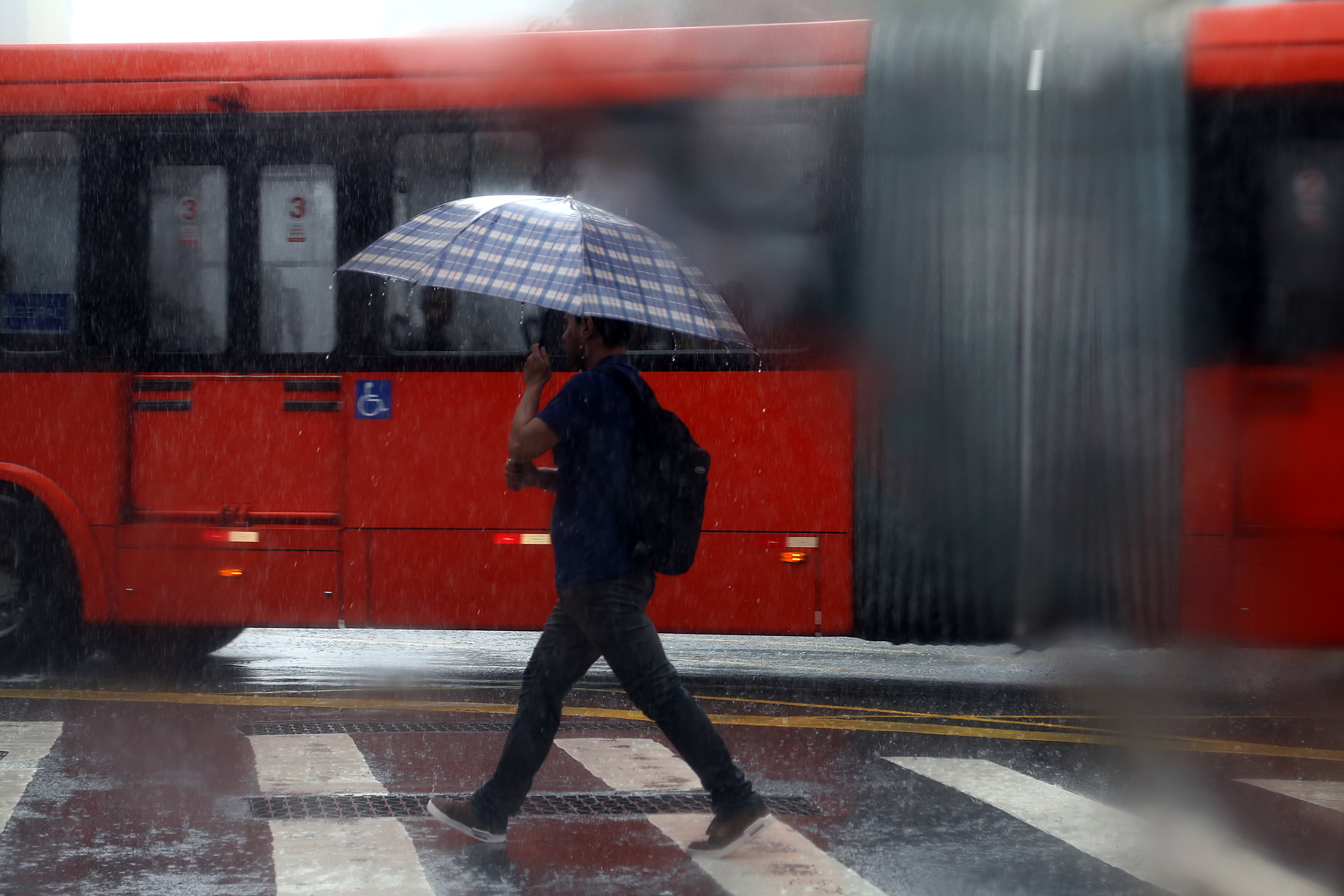 Tempestades com granizo chegam antes de ciclone e atingem três regiões do Brasil neste domingo