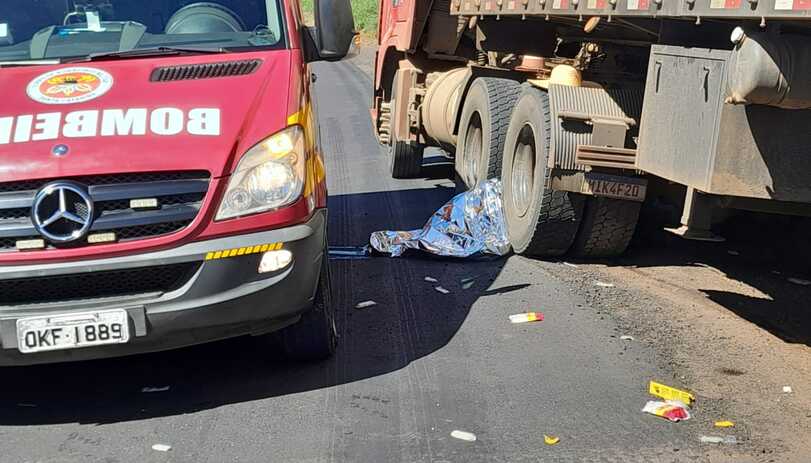 Corpo de adolescente vai parar entre os rodados de carreta após atropelamento na BR 163