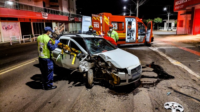 Carro bate em poste
