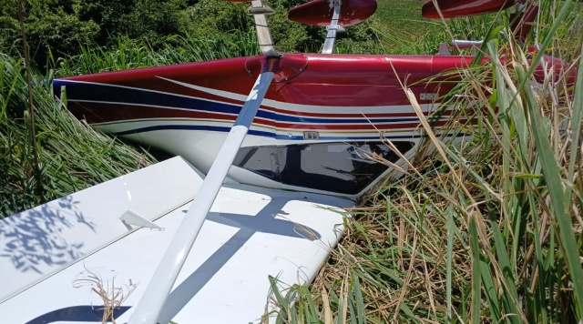 Avião de pequeno porte faz pouso de emergência em área rural