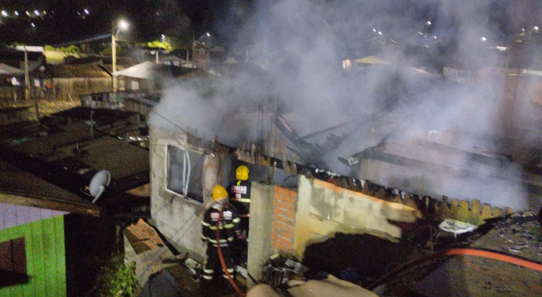 Incêndio consome quatro casas e mobiliza Corpo de Bombeiros