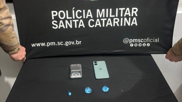 Polícia Militar fecha ponto de tráfico e prende jovem de 19 anos