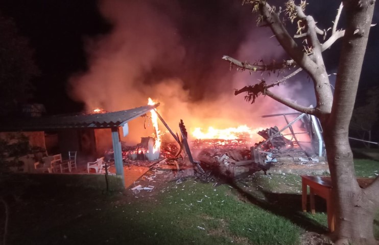 Casa é completamente destruída por incêndio no início da madrugada