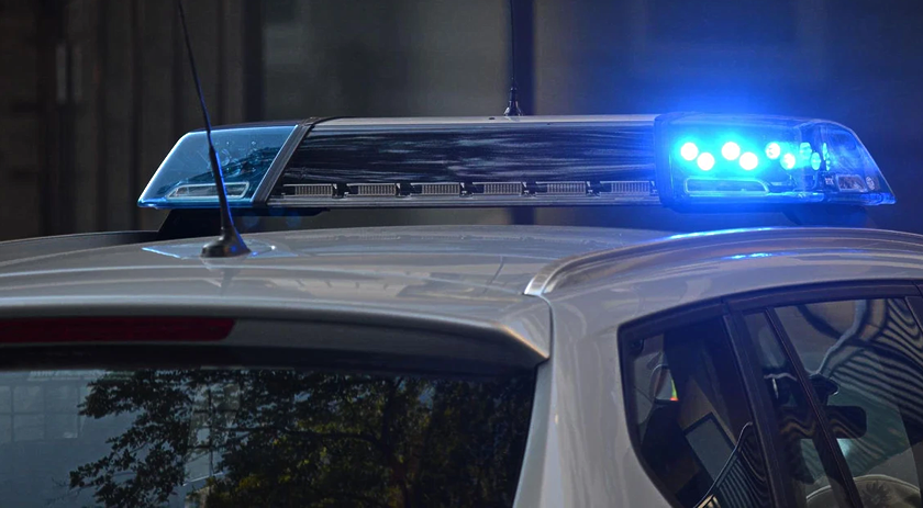 Mulher é presa por furto de notebook; aparelho foi encontrado escondido no forro de uma casa