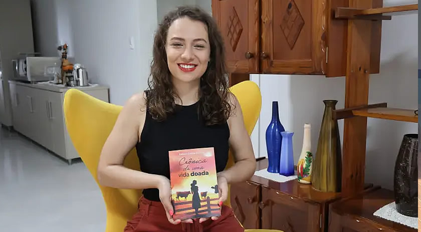 Belmontense Débora Pancotte lança seu primeiro livro neste sábado