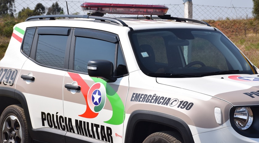 Mulher morta no Oeste de SC tentou esfaquear policiais e atacá-los com pitbull, diz PM