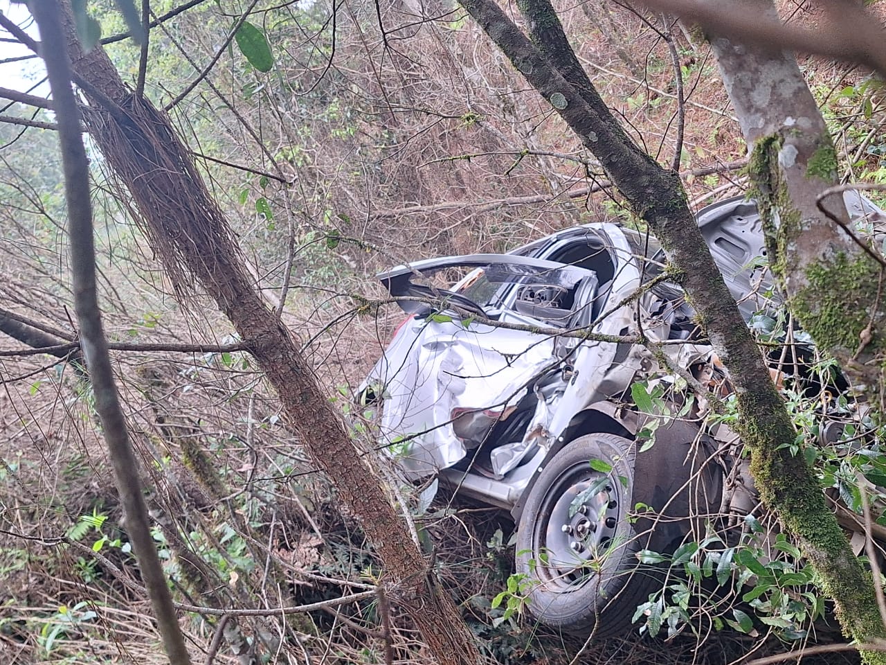 Motorista perde controle da direção após capô de carro abrir no Meio-Oeste