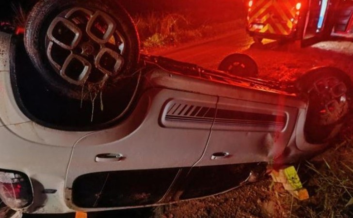 Motorista morre após bater carro em cerca e capotar