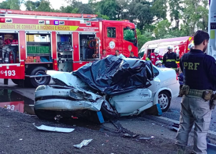 Colisão entre carro e carreta deixa uma vítima fatal