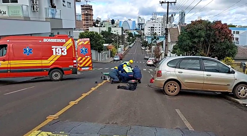 Motociclista fica gravemente ferido ao se envolver em acidente no centro
