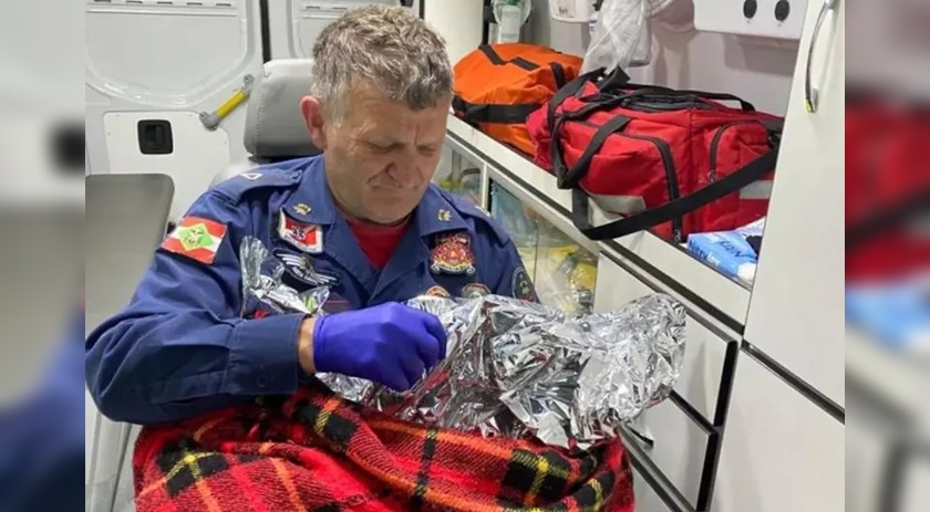 Mulher ouve campainha tocar e encontra recém-nascido abandonado em caixa