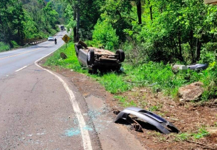 Jovem morre depois de batida traseira e capotamento na SC-157